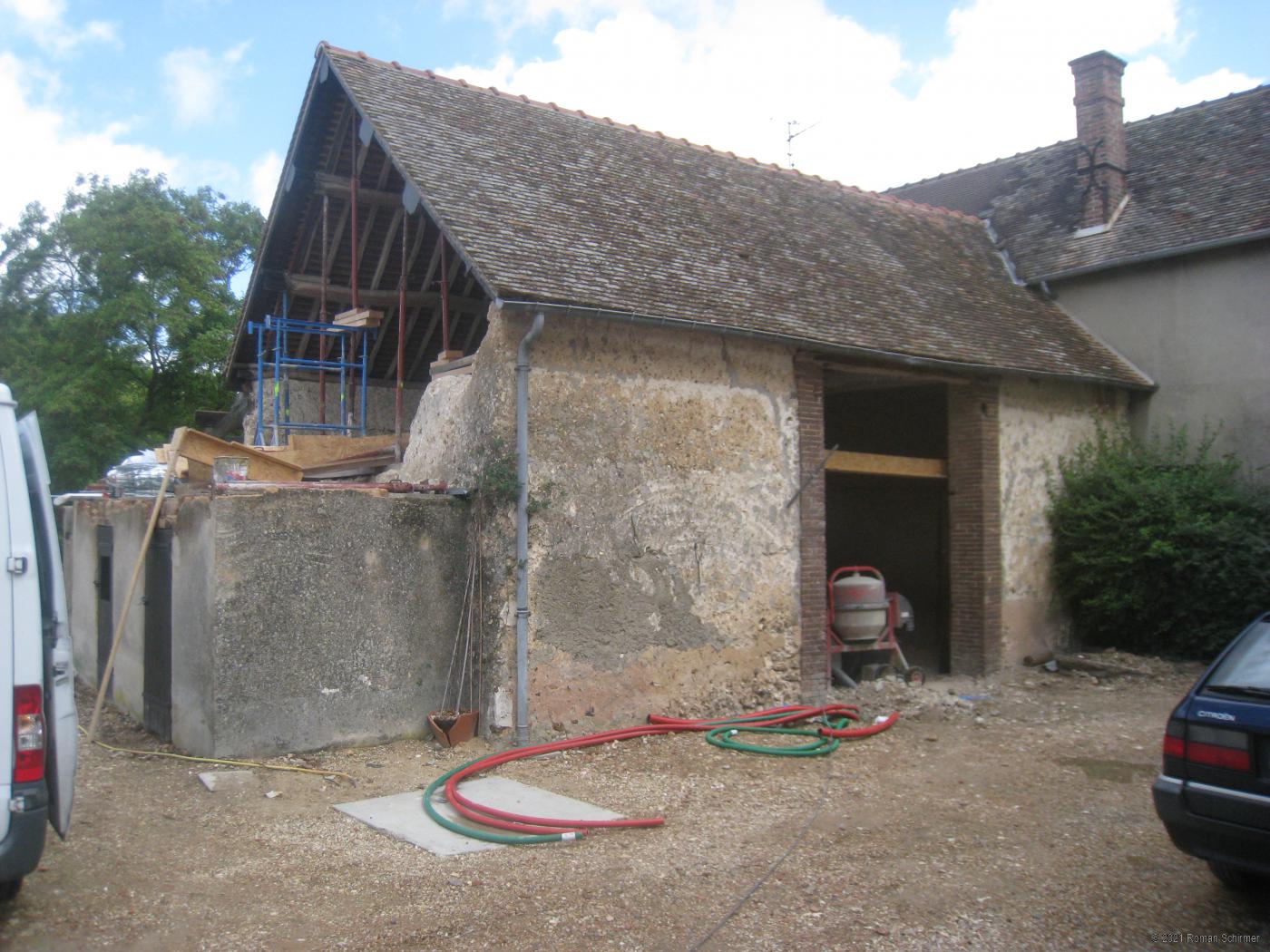 Abondant 2 - Restructuration of a rural storing building in an two apartments house
